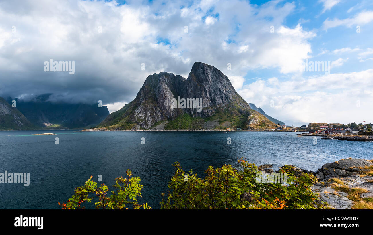 Reine,norvegese di villaggio di pescatori presso le isole Lofoten in Norvegia. Foto Stock