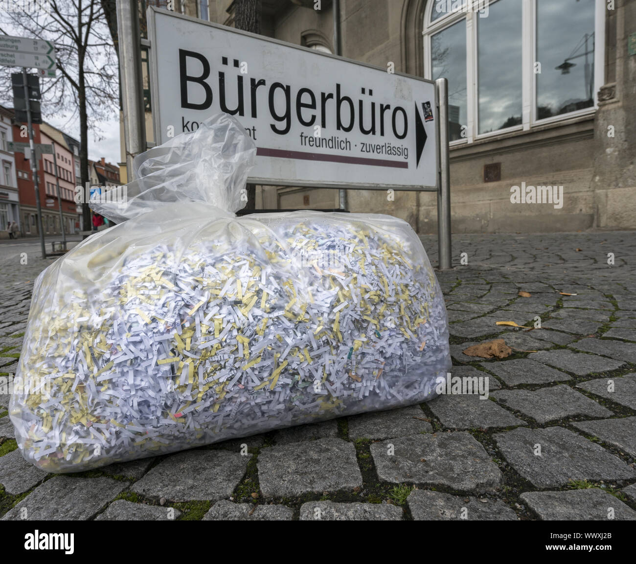 Cestino borsa davanti a un ufficio per i cittadini da qualche parte in Germania Foto Stock