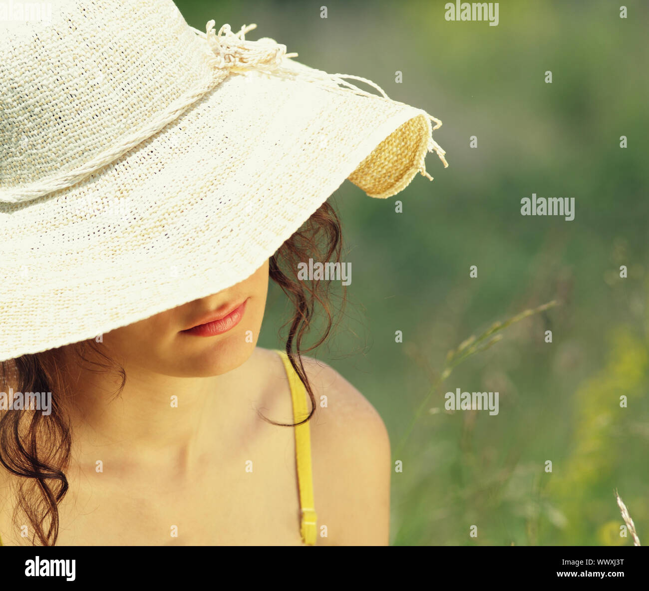 Giovane donna nel campo fiorito su un giorno di estate Foto Stock