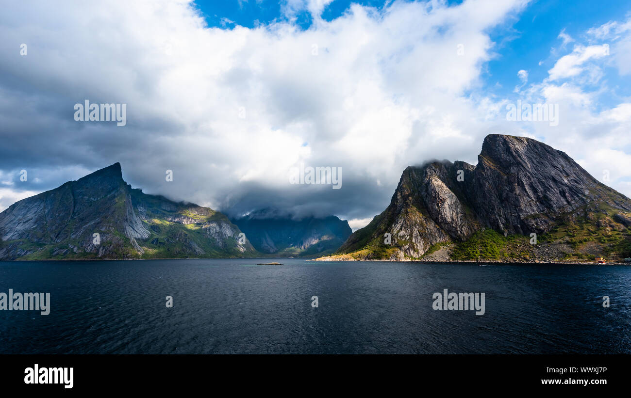 Reine,norvegese di villaggio di pescatori presso le isole Lofoten in Norvegia. Foto Stock