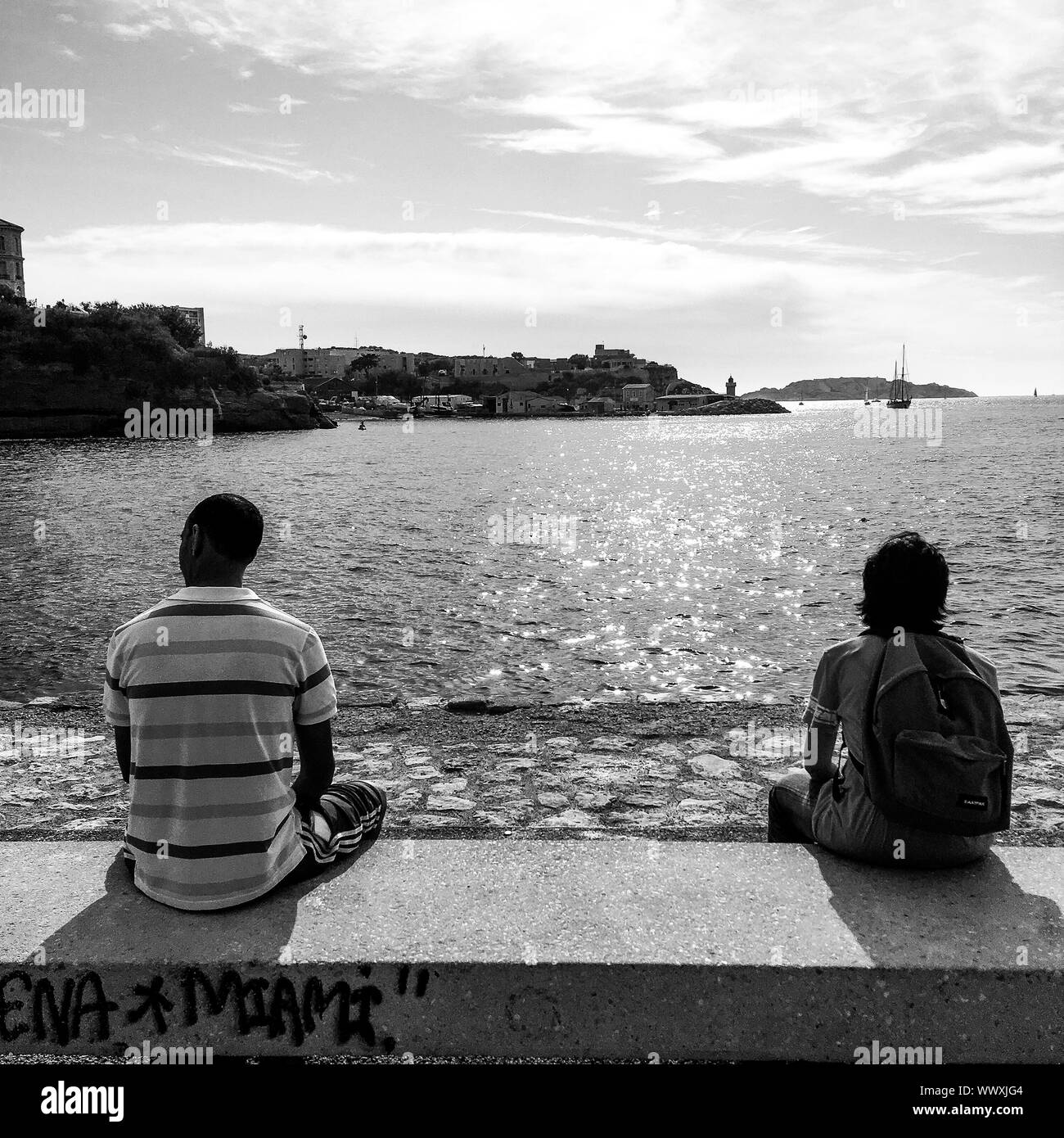 Persone che guardano verso il mare, seduta sul molo vicino alla MUCEM, Marsiglia, Bouches-du-Rhône, PACA, Francia Foto Stock