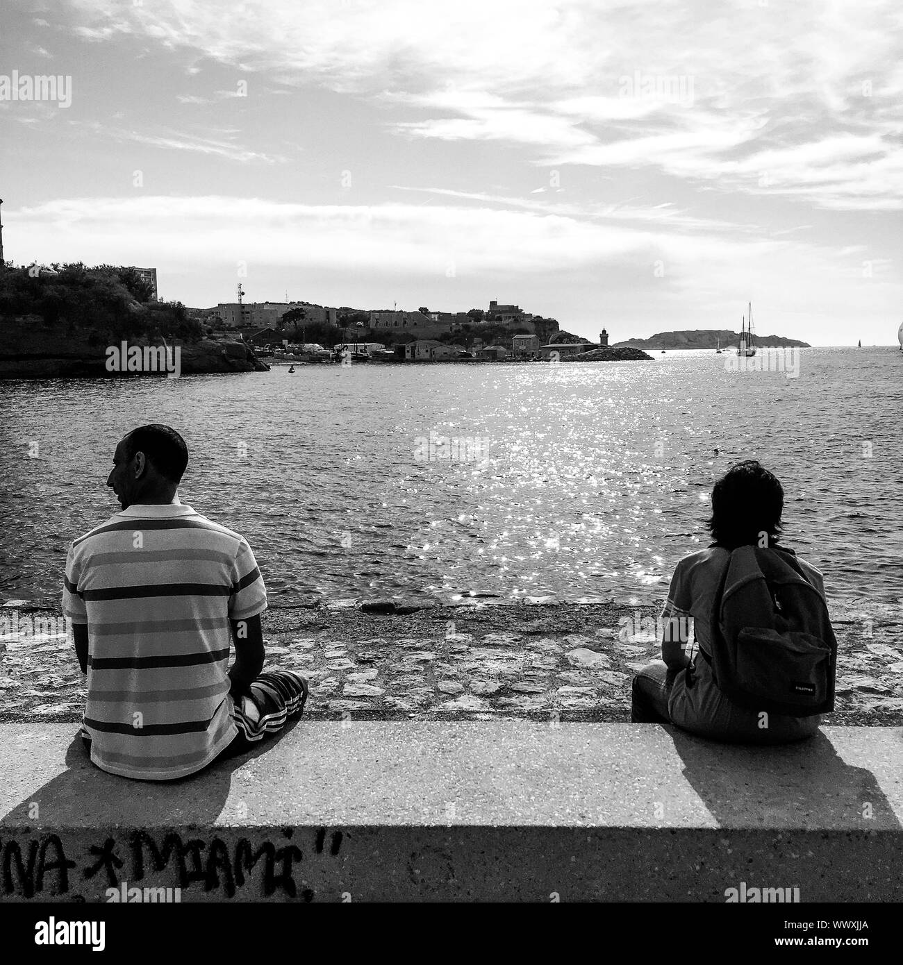 Persone che guardano verso il mare, seduta sul molo vicino alla MUCEM, Marsiglia, Bouches-du-Rhône, PACA, Francia Foto Stock