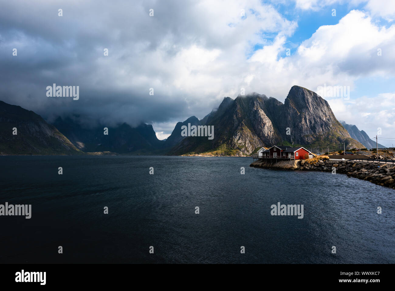 Reine,norvegese di villaggio di pescatori presso le isole Lofoten in Norvegia. Foto Stock