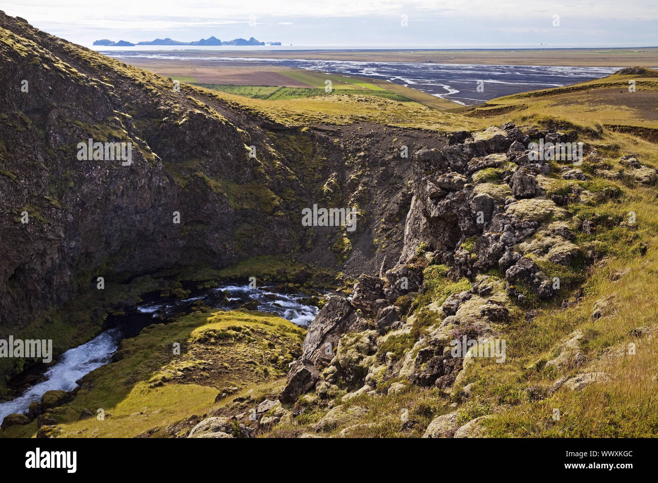 Paesaggio in Seljaland con vista a Vestmannaeyjar, Sud Islanda, Islanda, Europa Foto Stock