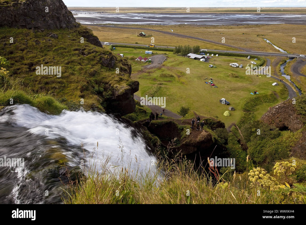 Piccola cascata Glufrafoss con il campeggio, Seljaland, Sud Islanda, Islanda, Europa Foto Stock
