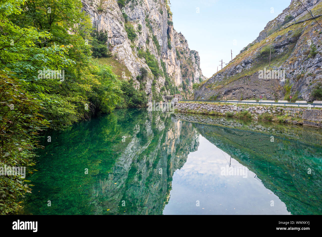 Il spanisch Parco Nazionale Picos de Europa de Europa con il torrente di montagna Rio Cares Foto Stock