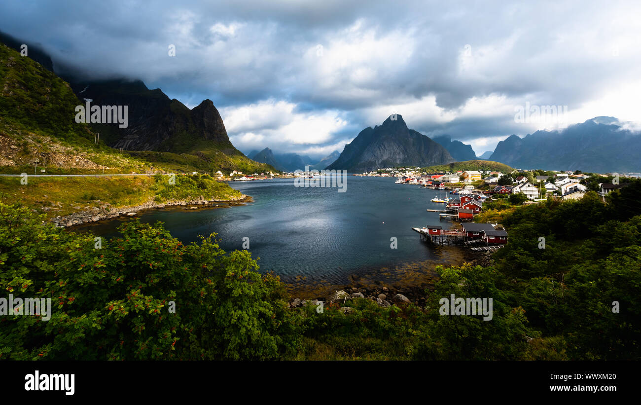 Reine,norvegese di villaggio di pescatori presso le isole Lofoten in Norvegia. Foto Stock