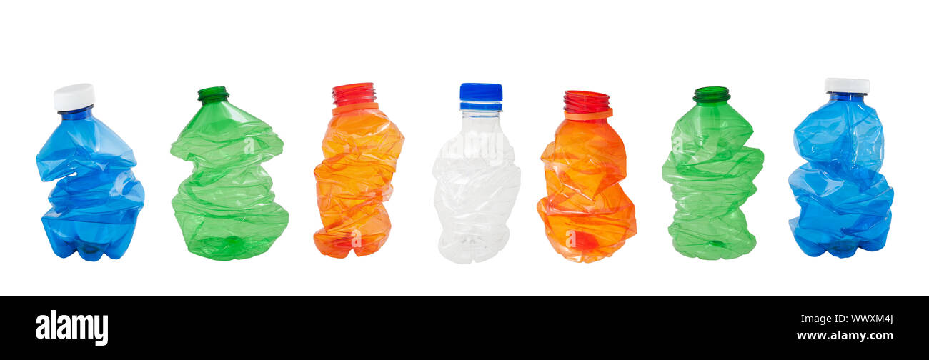 Schiacciate le bottiglie di plastica isolati su sfondo bianco Foto Stock
