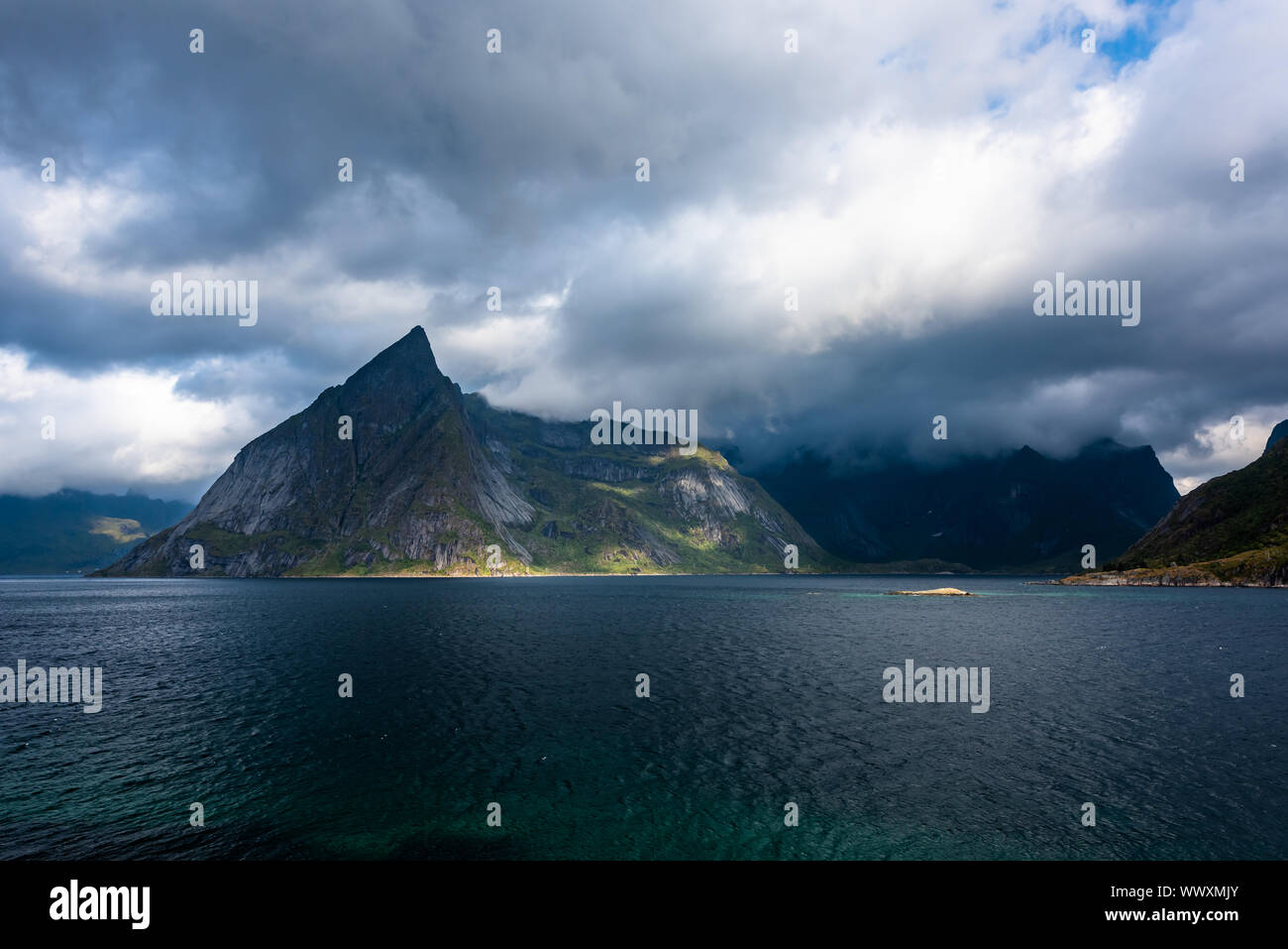 Reine,norvegese di villaggio di pescatori presso le isole Lofoten in Norvegia. Foto Stock