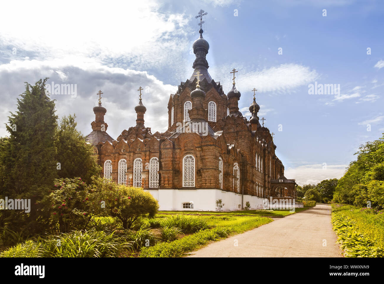 Una chiesa ortodossa su una pittoresca collina. Foto Stock