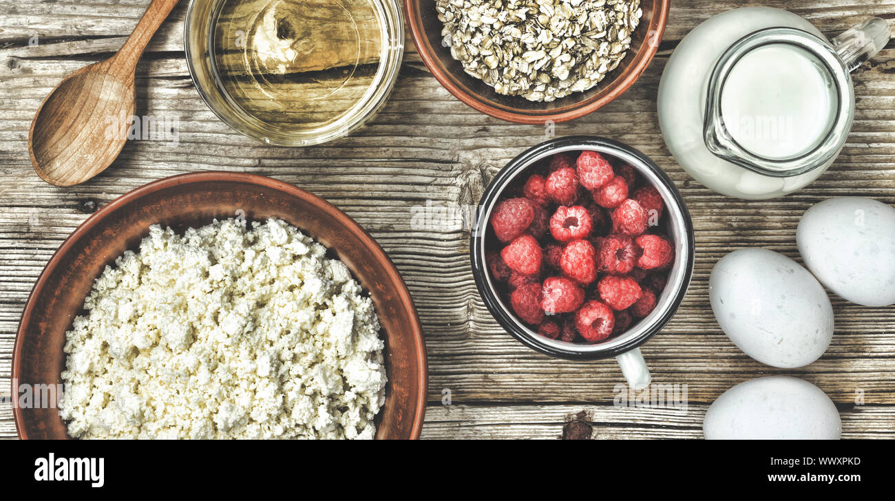 Una sana prima colazione. Ingredienti per il muesli o granola in multi-colore di bocce. Vista dall'alto. Foto Stock