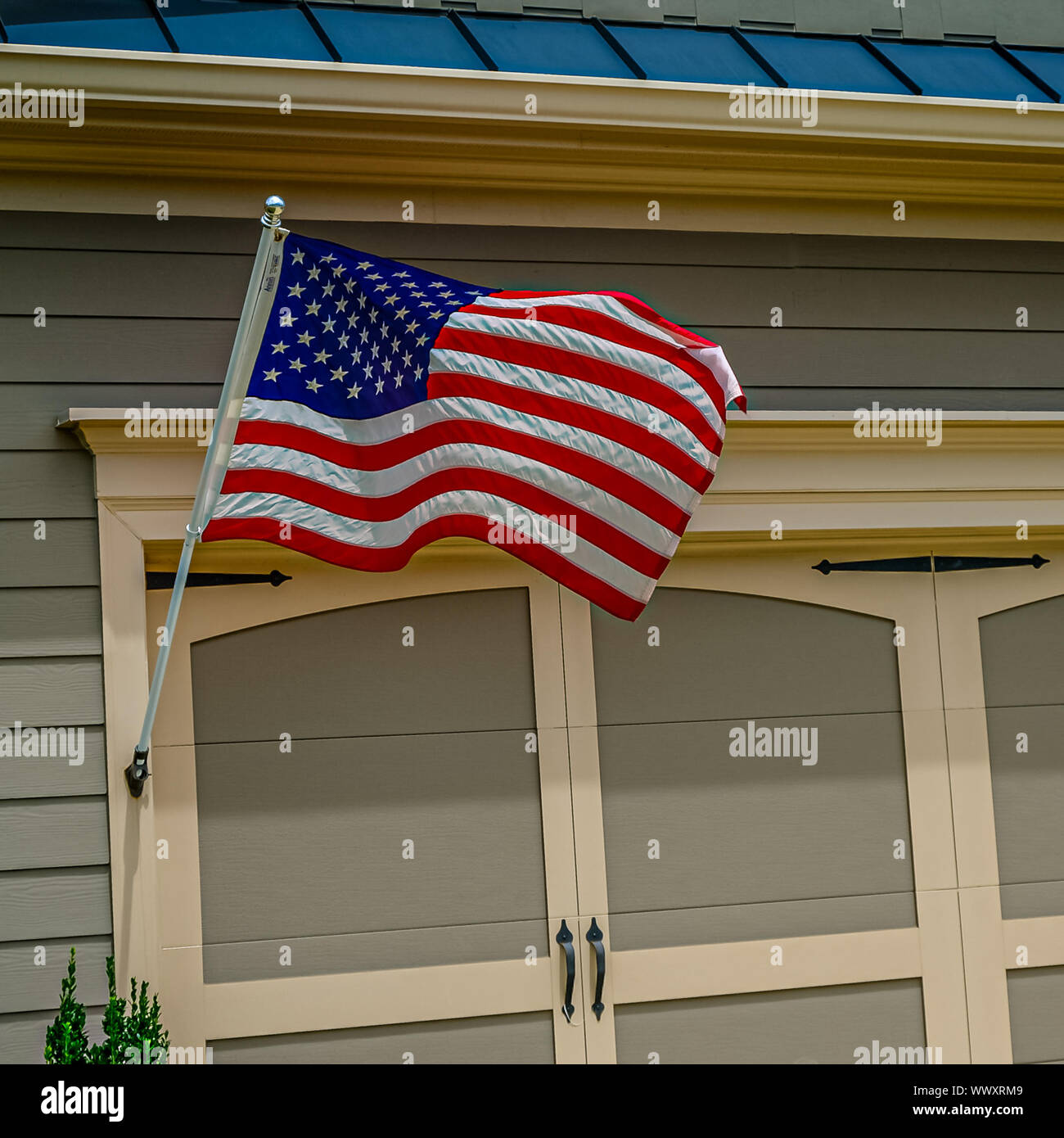Bandiera americana sulla porta del garage Foto Stock