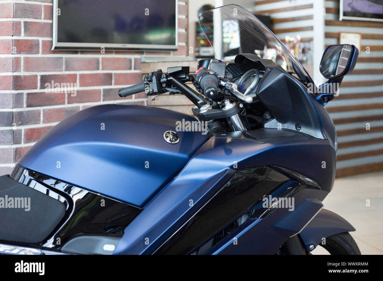 Russia, Izhevsk - Agosto 23, 2019: Yamaha Moto shop. Immagine ritagliata della nuova FJR1300 in moto store. Famoso marchio mondiale. Foto Stock