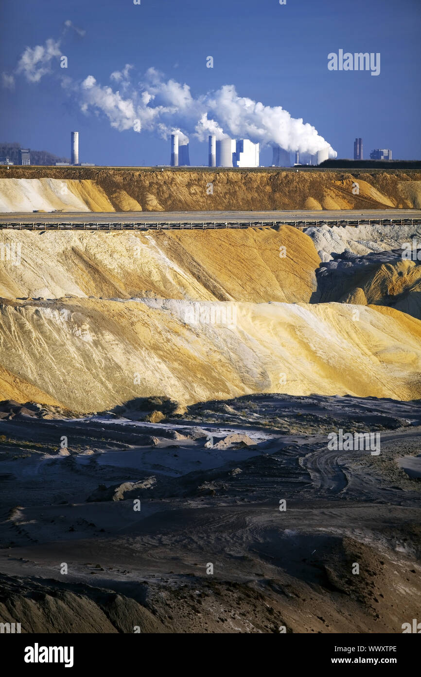 Carbone marrone miniere di superficie con raccoglitore, impianti di potenza in background, Garzweiler, Germania, Europa Foto Stock