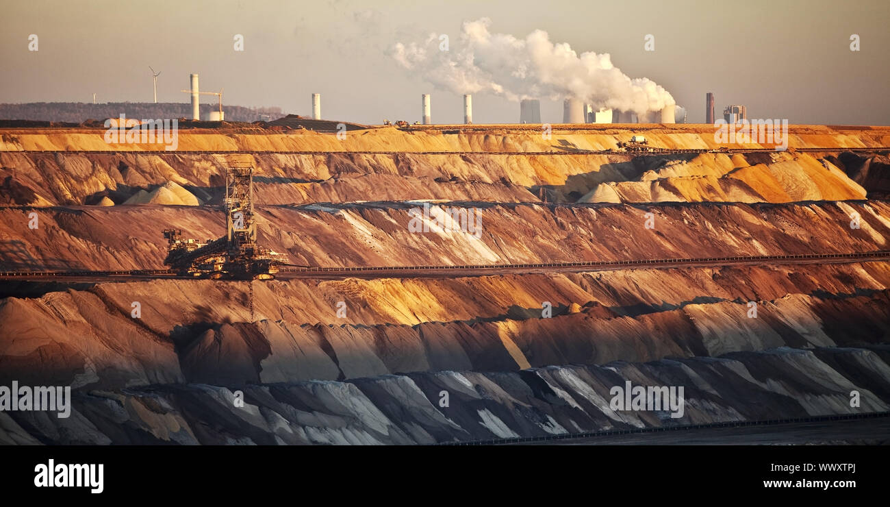 Carbone marrone miniere di superficie con raccoglitore, impianti di potenza in background, Garzweiler, Germania, Europa Foto Stock
