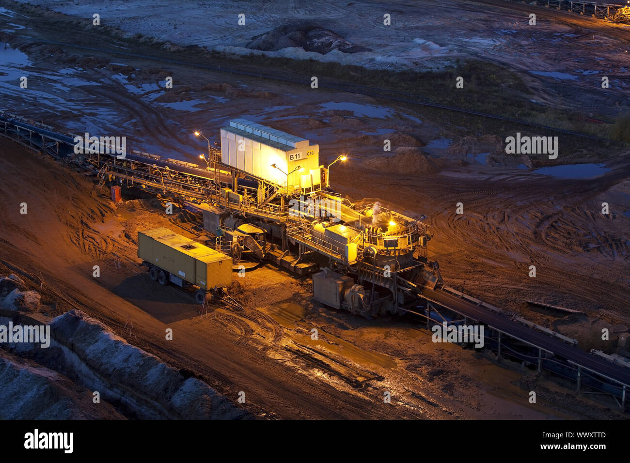 Carbone marrone miniere di superficie di sera, Garzweiler, Renania settentrionale-Vestfalia, Germania, Europa Foto Stock