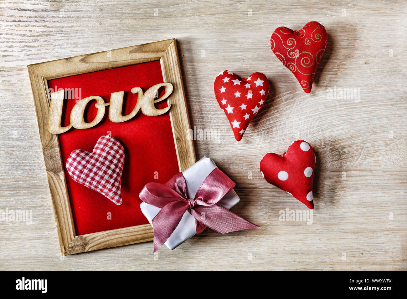 Il giorno di San Valentino cuori di sfondo in casa confezione regalo e una cornice rossa con spazio libero per il testo Foto Stock