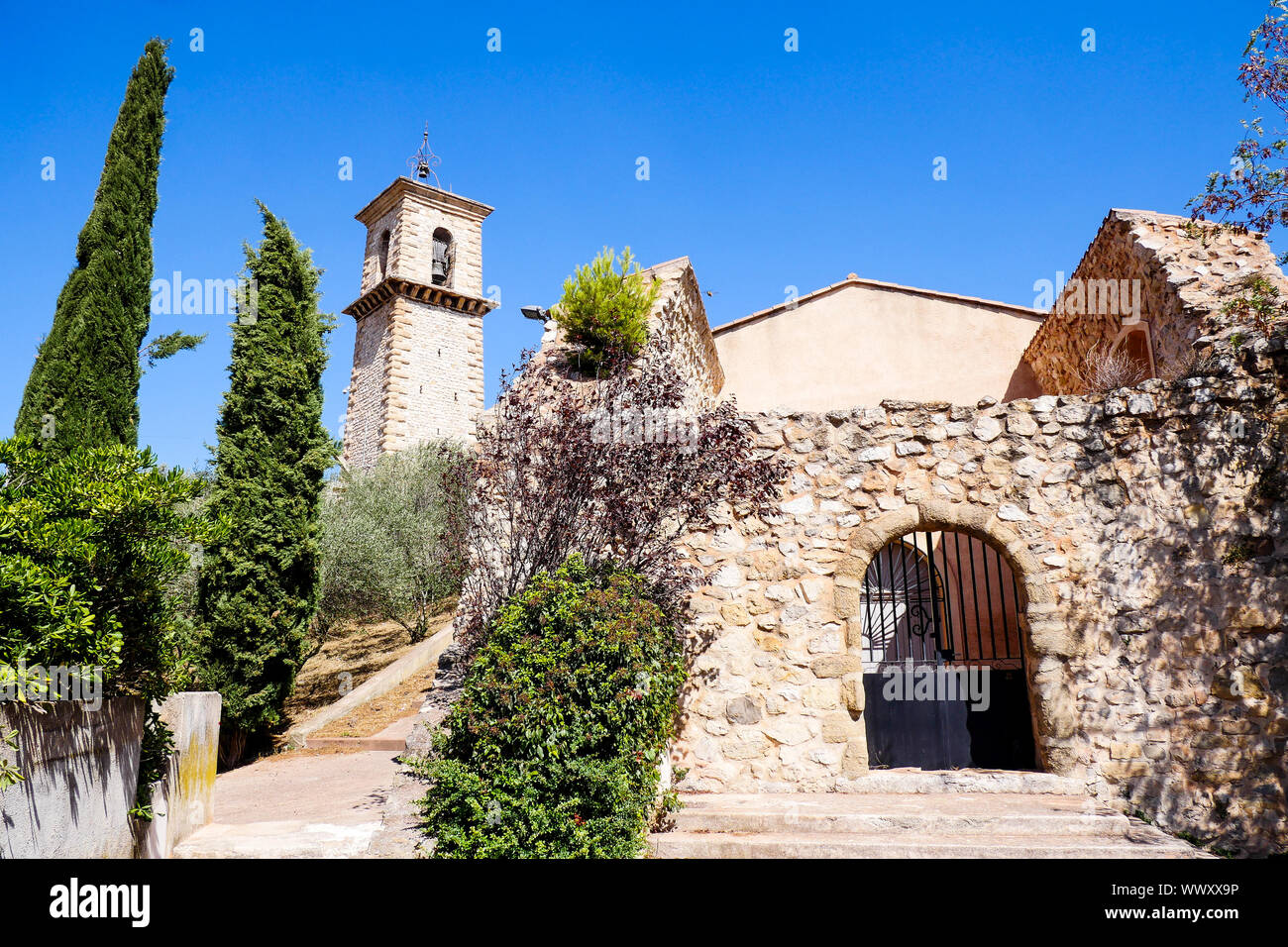 La vecchia torre campanaria visto da Saint-Valentin promenade, Gardanne, PACA, Bouches-du-Rhone, Francia Foto Stock