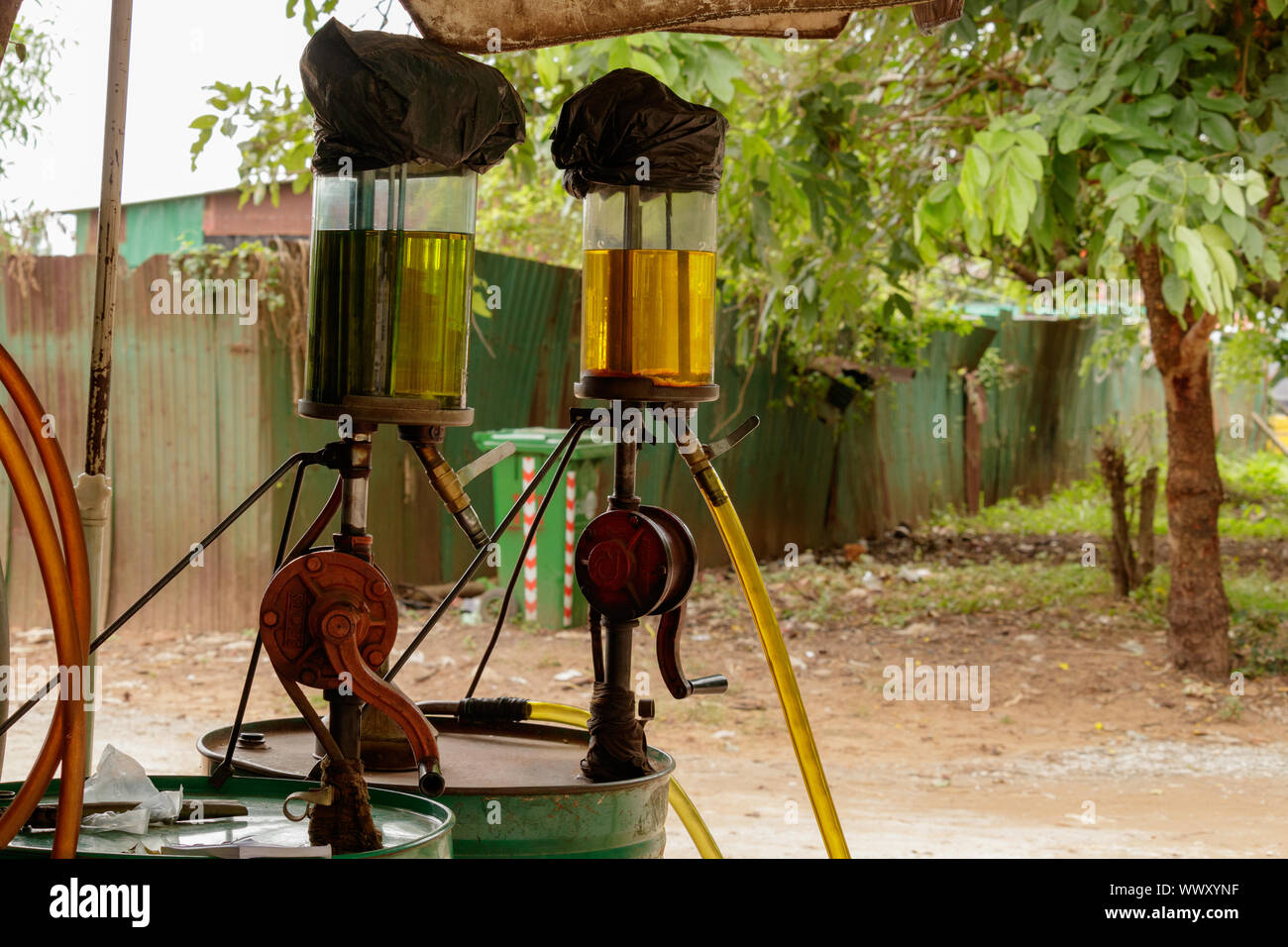 Manovella a mano la pompa del combustibile a lato della strada in Cambogia Asia Foto Stock