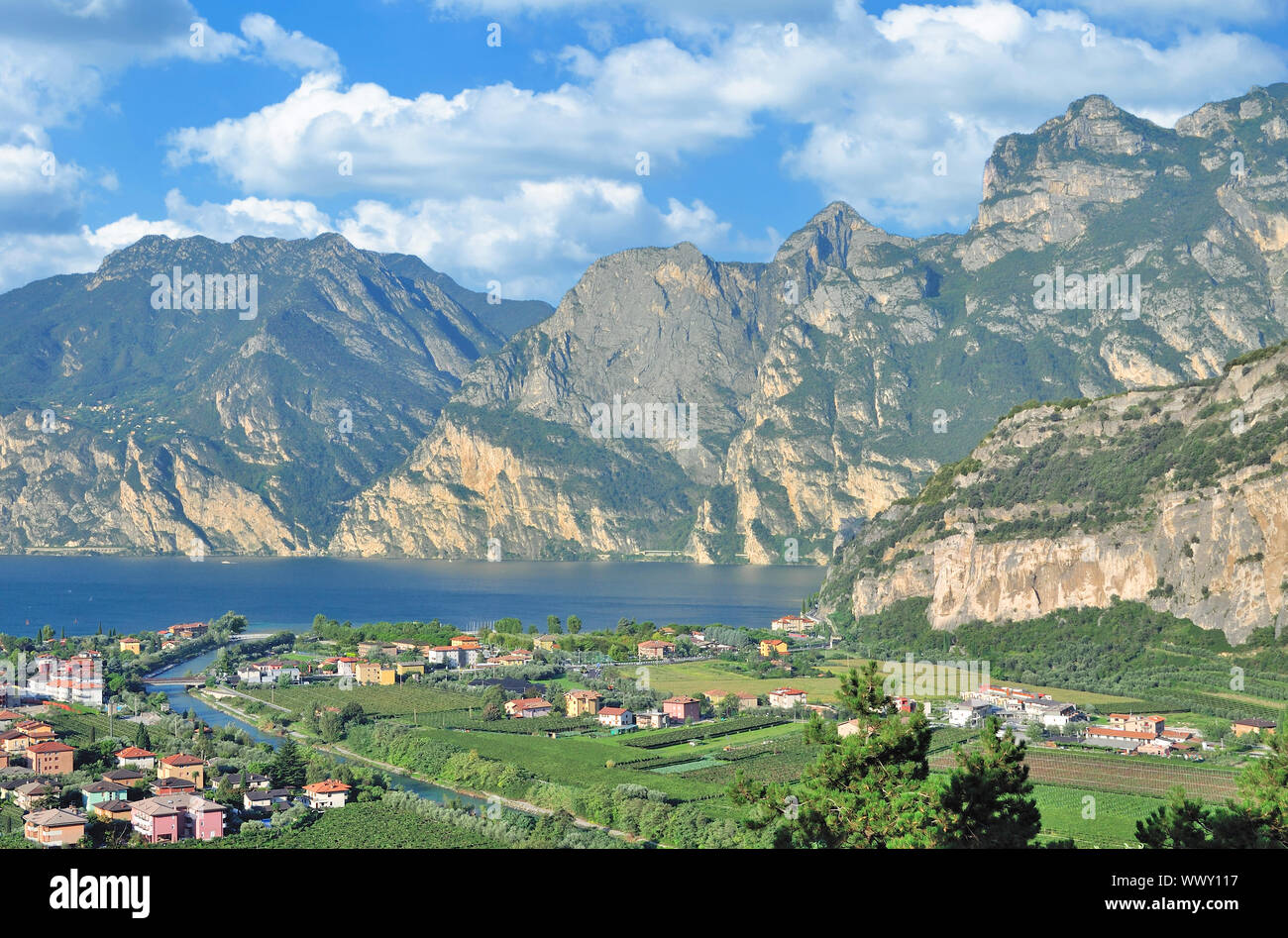 Villaggio di Nago-Torbole in riva al lago di Garda, Trentino, Italia Foto Stock