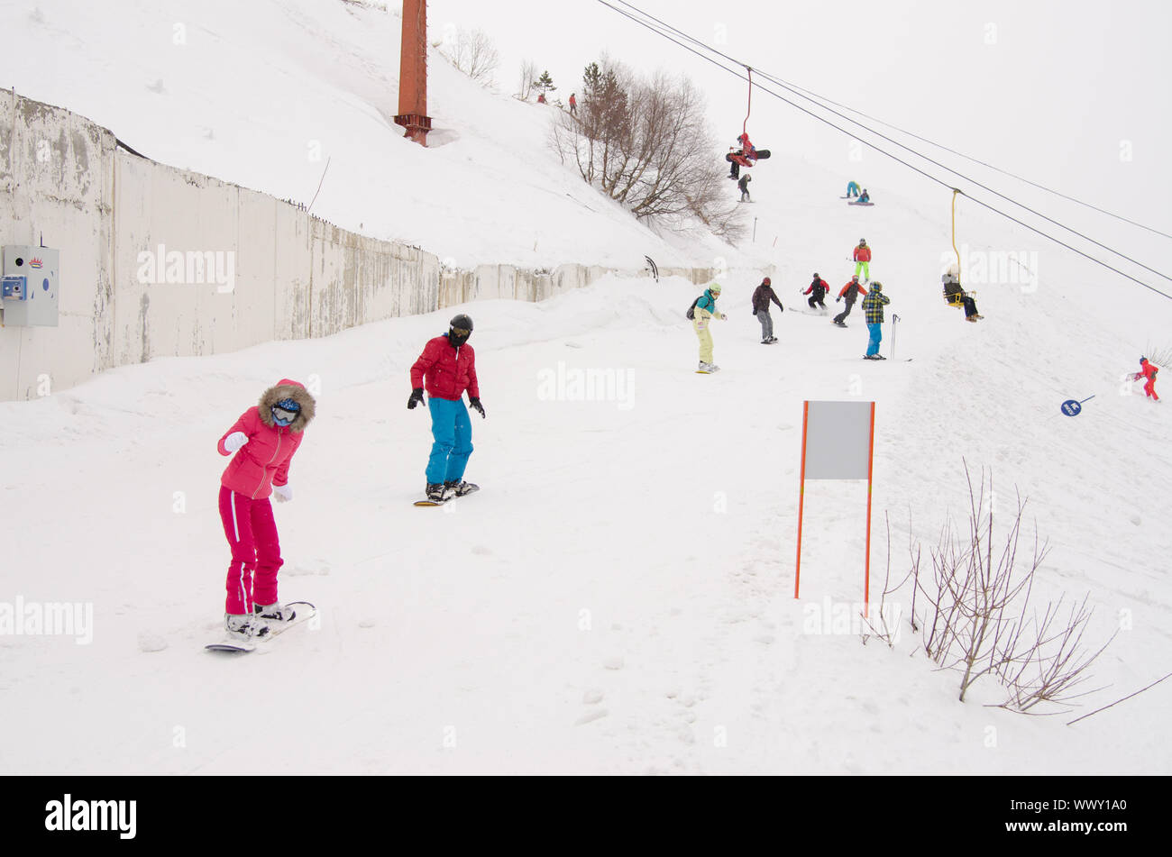 Dombay, Russia - 7 Febbraio 2015: la gente ride sulle pendici innevate del resort sciistico Dombai Foto Stock