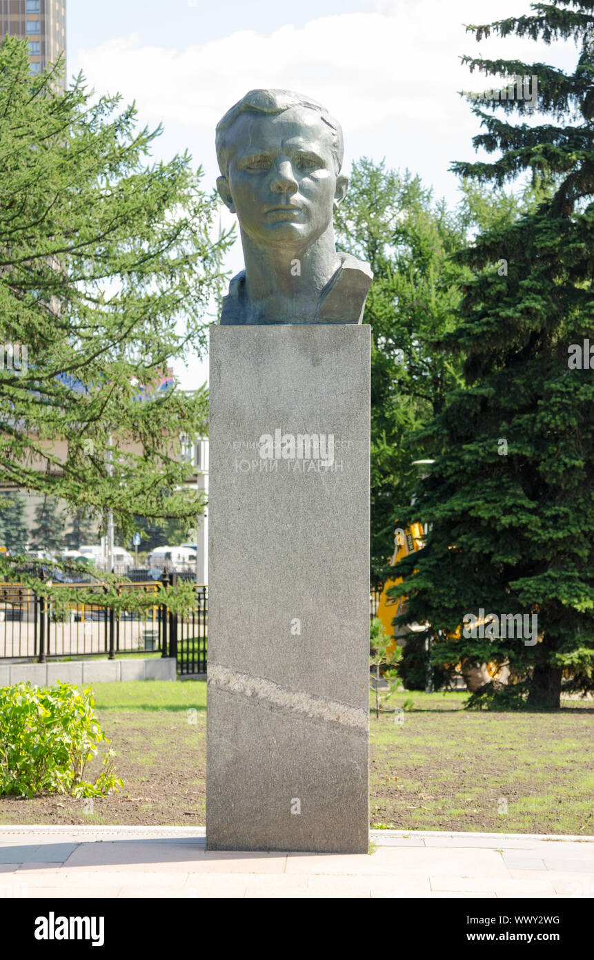 Mosca, Russia - Agosto 10, 2015: Monumento al cosmonauta Yuri Gagarin nel Vicolo dei cosmonauti presso il monumento quot;conquistatori Foto Stock