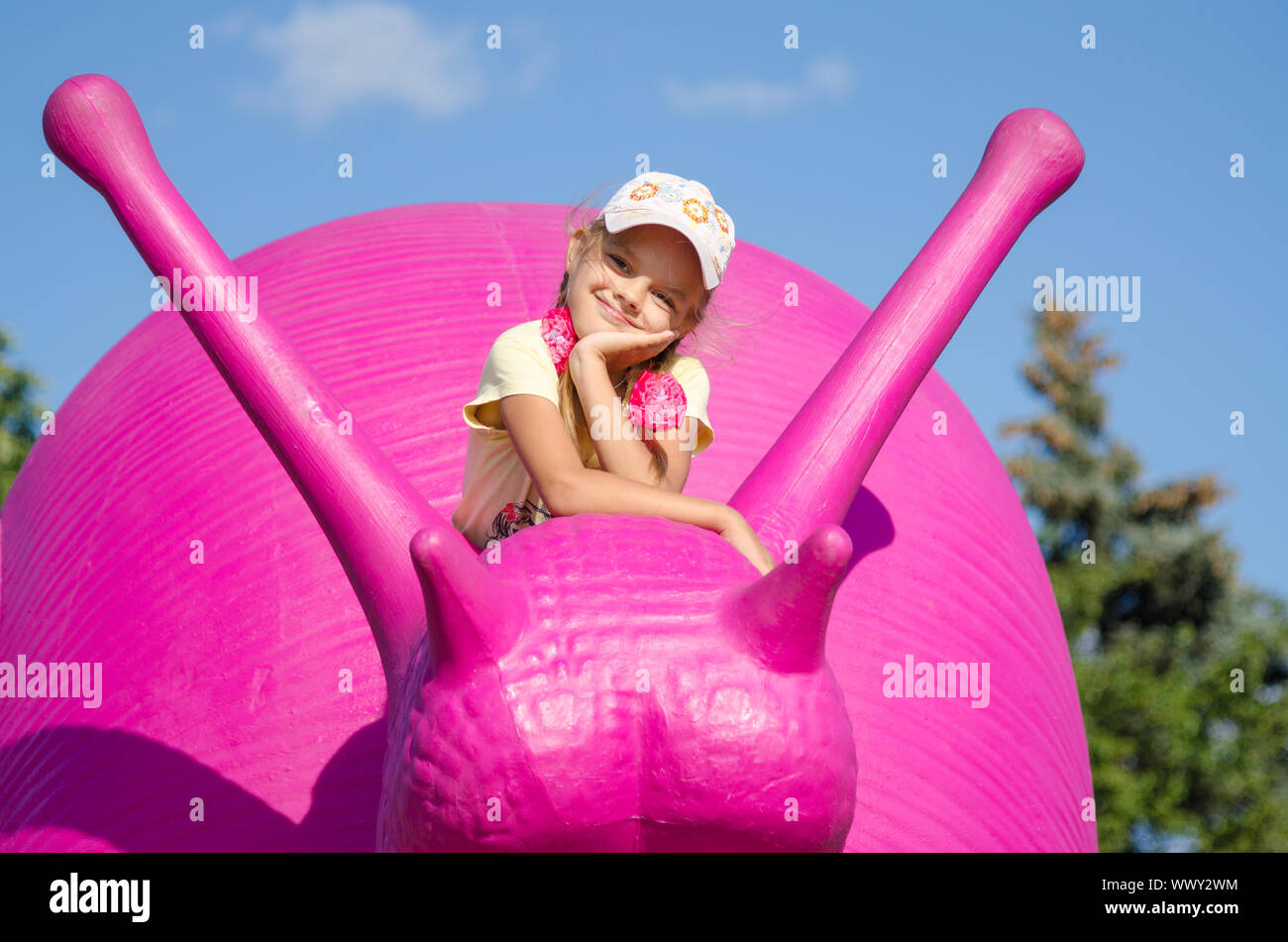 Mosca, Russia Agosto 10, 2015: sei anni di ragazza di una lumaca rosa, presentano ENEA a Mosca Foto Stock