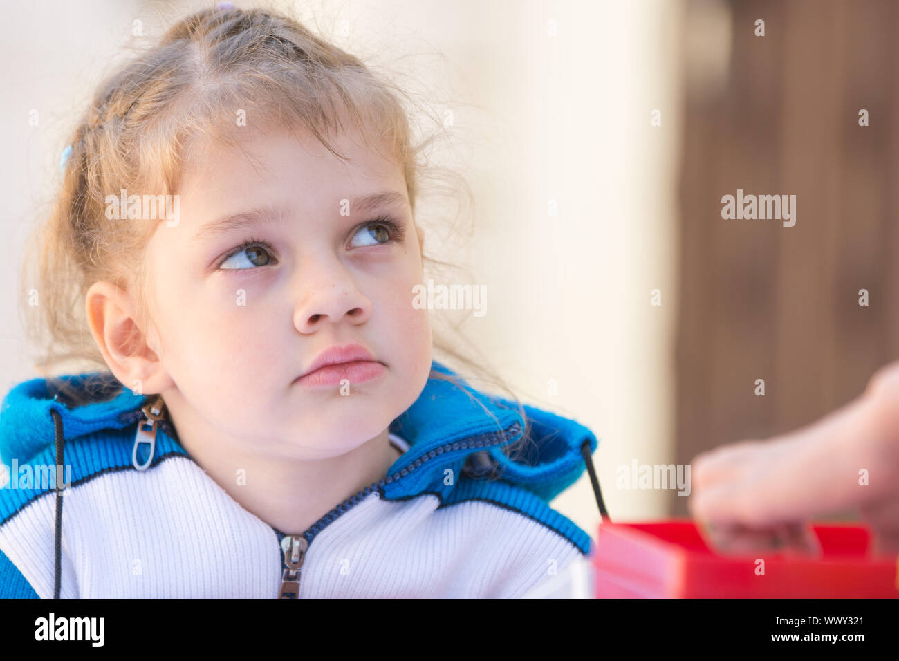 Ragazza triste seduta al tavolo sembrava fino Foto Stock