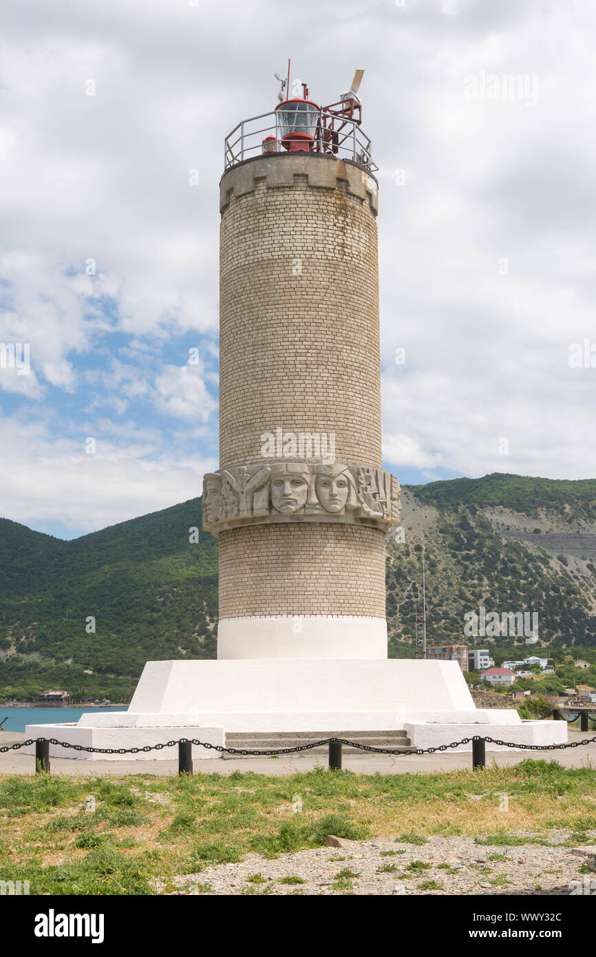 Big Utrish, Russia - 17 Maggio 2016: Monumento al faro sull isola di Utrish, costruito nel 1975 in omaggio a tutti i marinai o Foto Stock