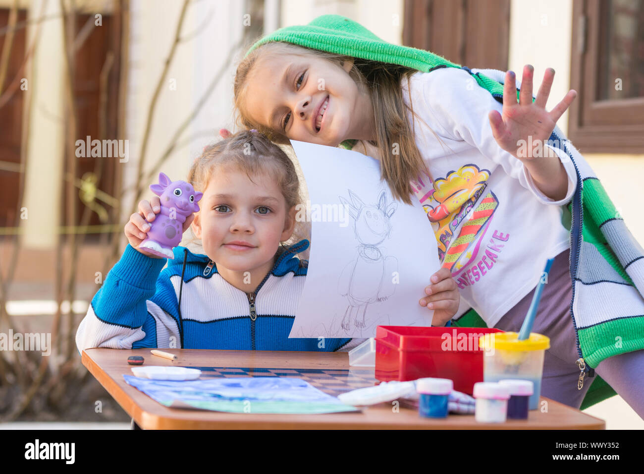 Vityazevo, Russia - 24 Aprile 2016: Due ragazze Luntik dipinte a un tavolo in giardino Foto Stock