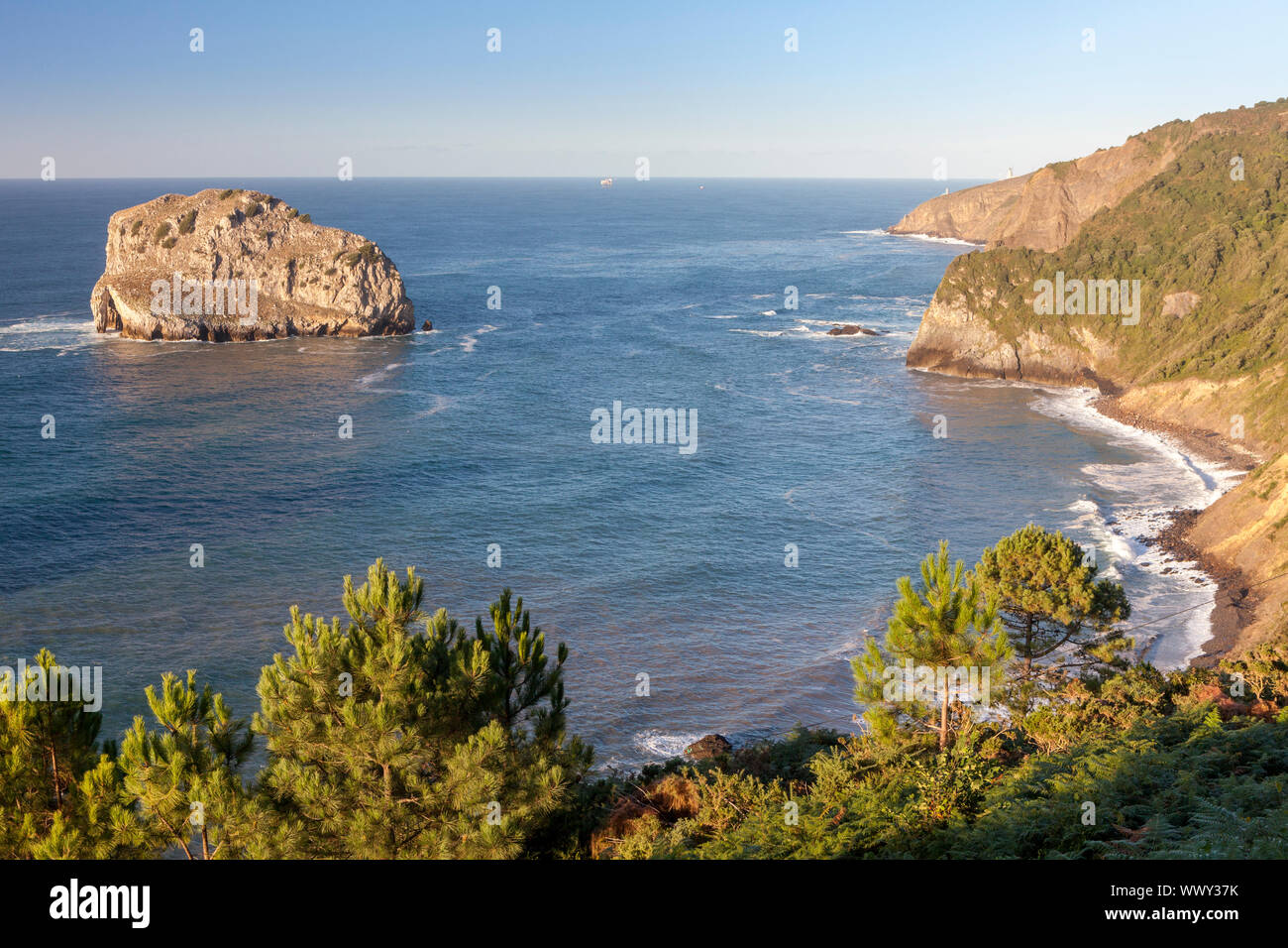 Costa vicino a villaggio Baquio, provincia di Biscaglia, Paesi Baschi, Spagna Foto Stock