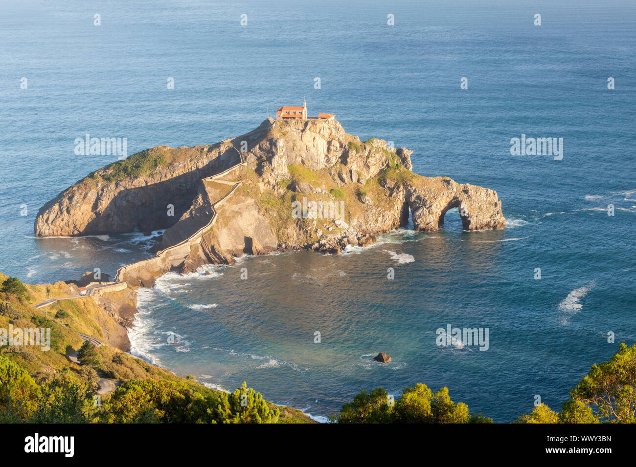 Eremo di San Juan de Gaztelugatxe vicino villaggio Baquio, provincia di Biscaglia, Paesi Baschi, Spagna Foto Stock