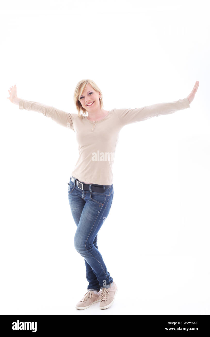 Allegra donna in abiti casual con le braccia aperte isolato su bianco Foto Stock