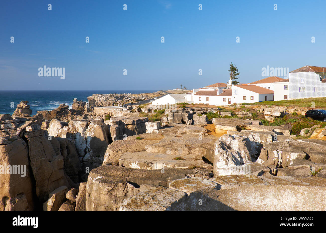 Rocce vicino punto di vista Cruz dos Remedios, Peniche, Portogallo Foto Stock