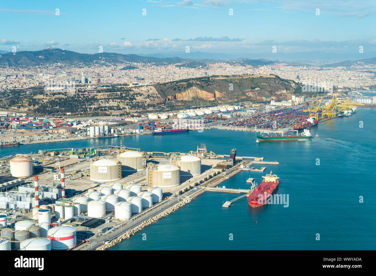 Cilindrica di serbatoi di accumulo di carburante al porto di Barcellona, Zona Franca - Porto Foto Stock