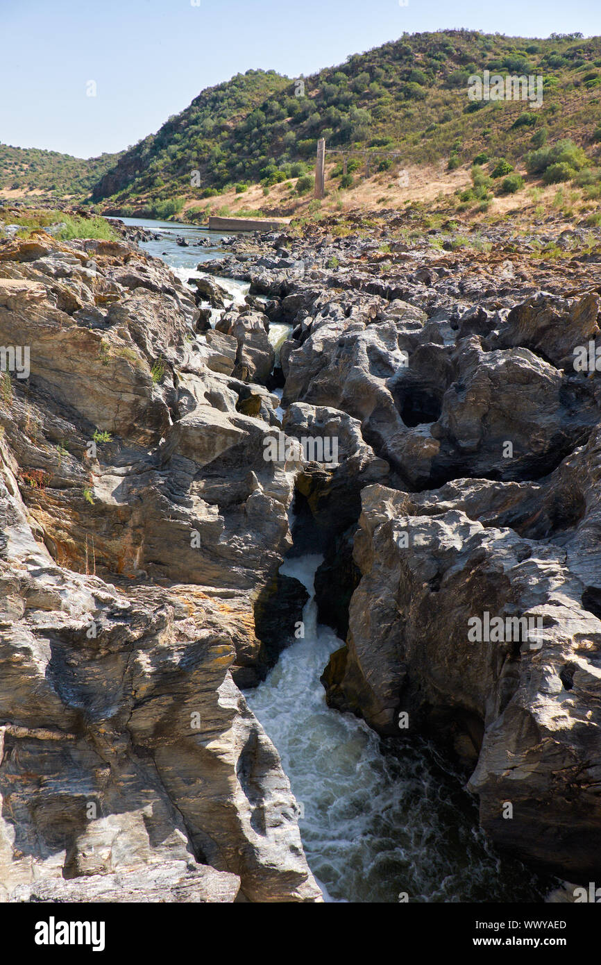 Pulo do Lobo o wolf salto della cascata e la cascata sul fiume Guadiana, Alentejo, Portogallo Foto Stock