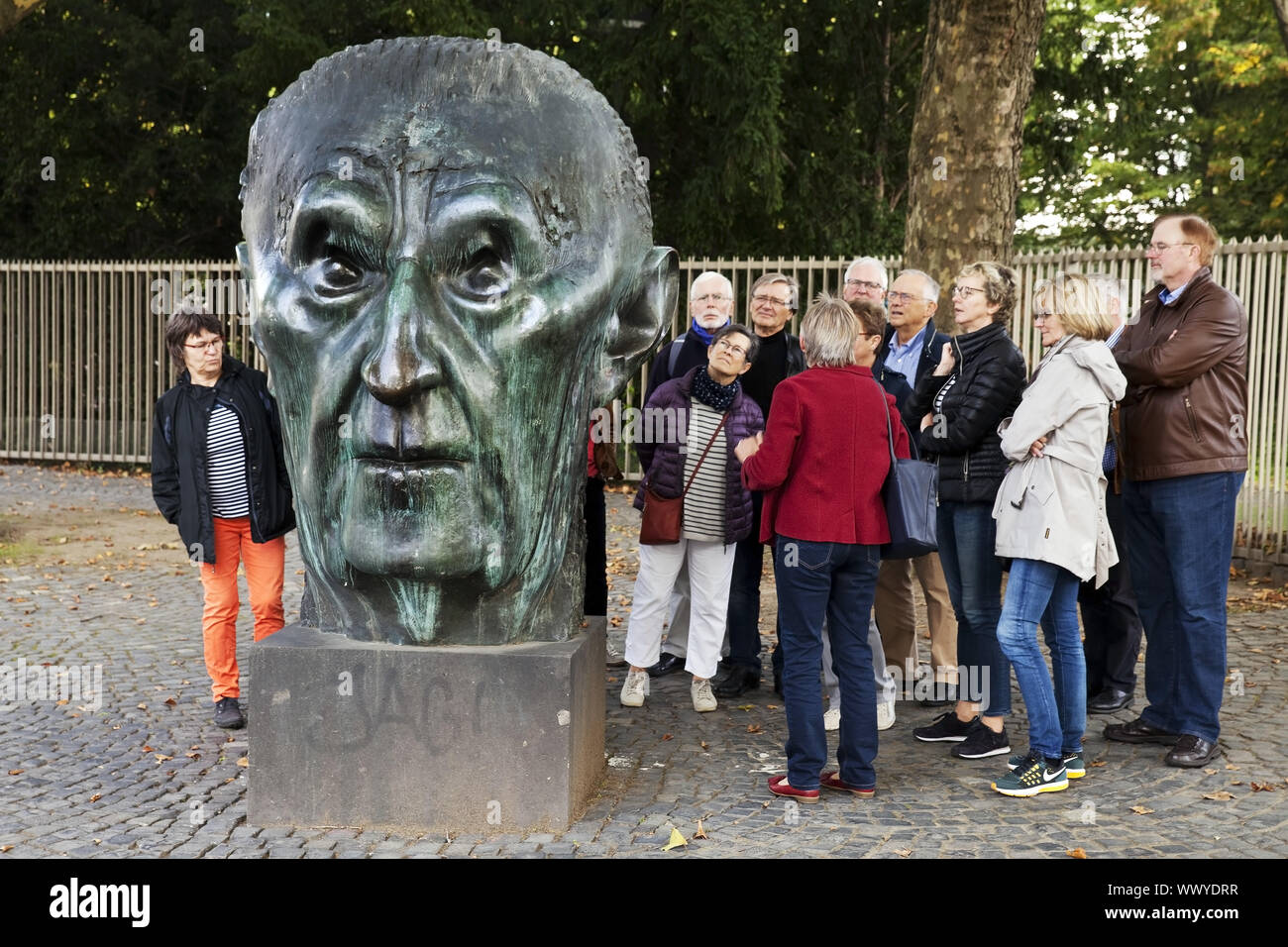 Le persone a capo di Konrad Adenauer su square Bundeskanzlerplatz, Bonn, Germania, Europa Foto Stock