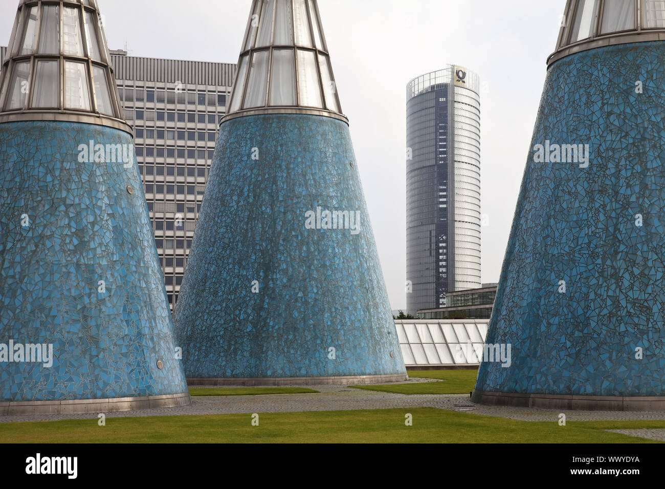 Giardino sul tetto dell'arte e sala espositiva con luce concical pozzi e Post Tower, Bonn, Germania Foto Stock