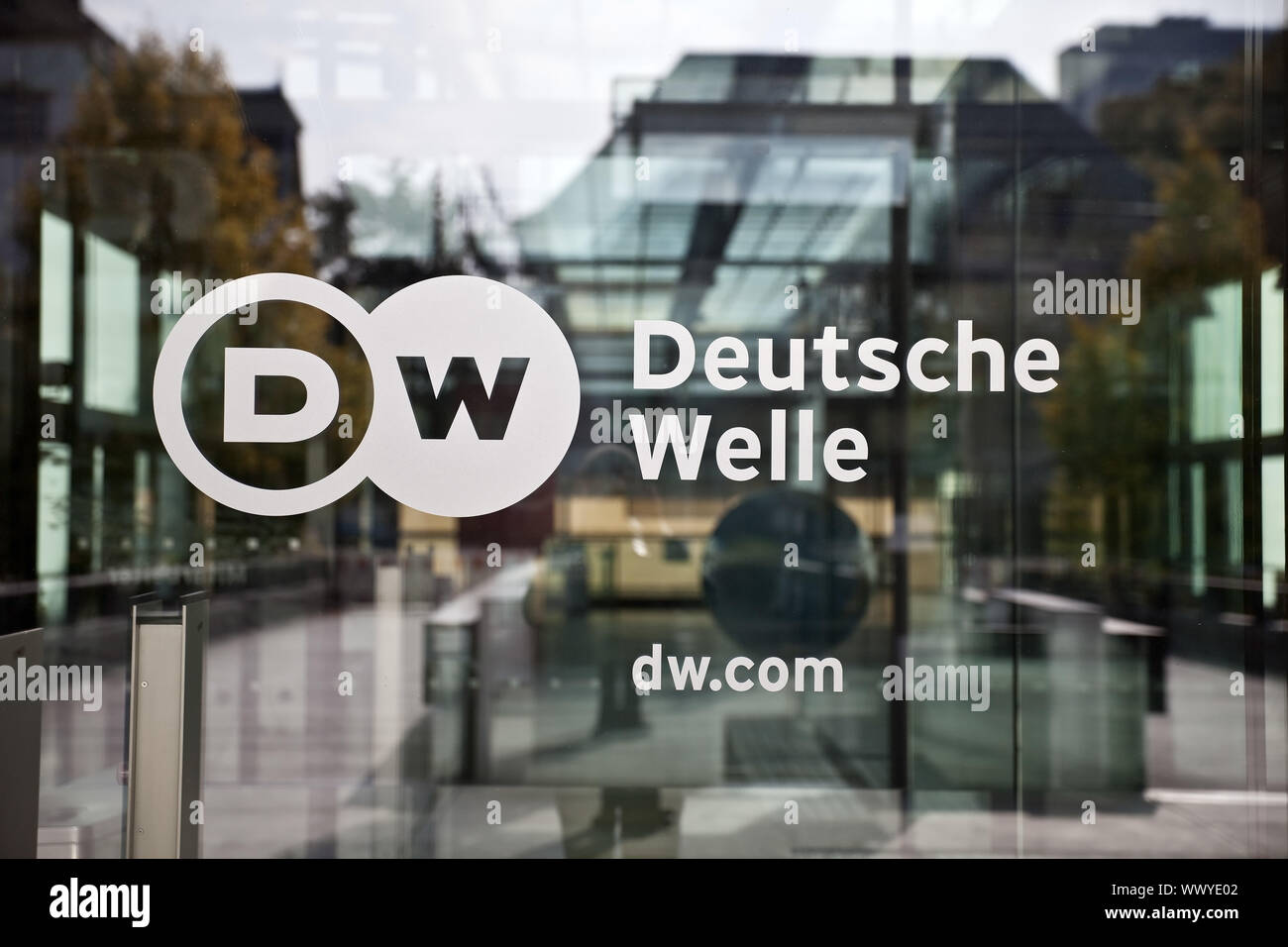 Logo Deutsche Welle presso la porta di vetro presso la sede della società, Bonn, Germania, Europa Foto Stock