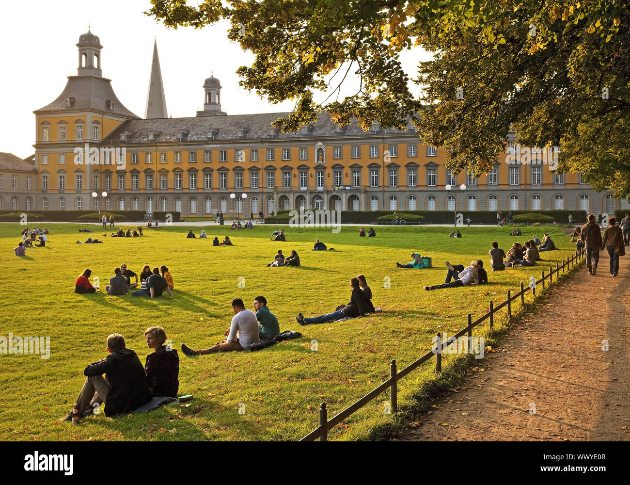 Persone nel giardino del cortile dell'università di Bonn, Renania settentrionale-Vestfalia, Germania, Europa Foto Stock