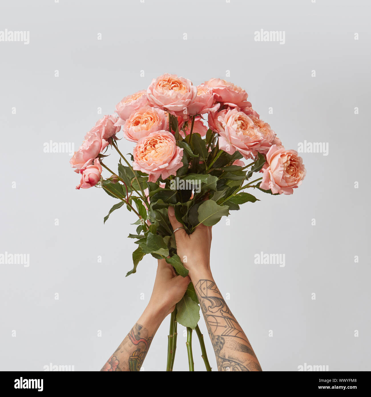 La ragazza è in possesso di un mazzo di fiori di rosa fresca roses, Foto Stock