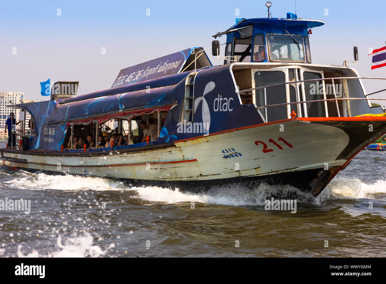 Le navi e barche sul Fiume Chao Phraya, un fiume importante in Thailandia Foto Stock