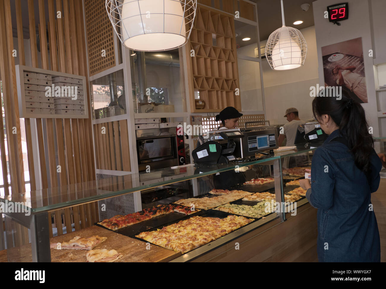 Pizza locale negozio di vendita tranci di pizza nella città di Tivoli in Italia Foto Stock