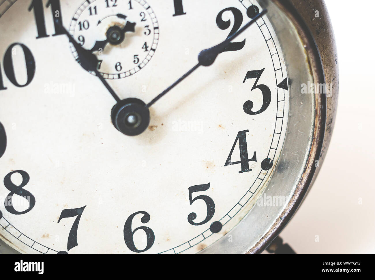 Il vecchio orologio analogico con lancette e numeri. Metallo analogico  sveglia. Vintage e oggetti di antiquariato Foto stock - Alamy