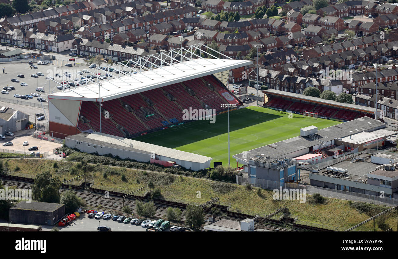 Vista aerea del Crewe Alexandra Stadium football ground, Cheshire, Regno Unito Foto Stock