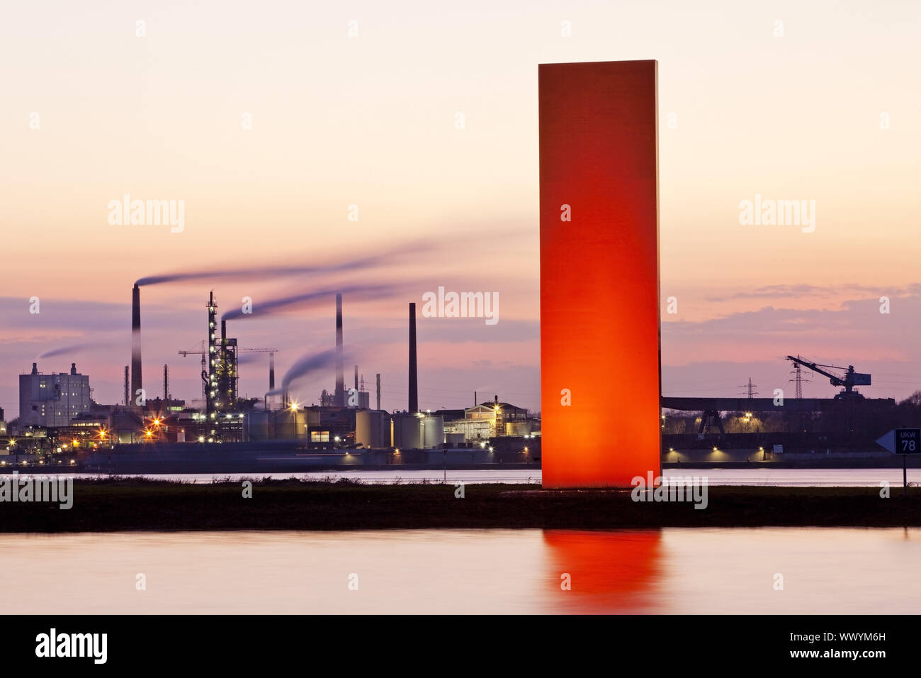 Scultura illuminata Reno in arancione nella parte anteriore del paesaggio industriale di Duisburg, Germania, Europa Foto Stock