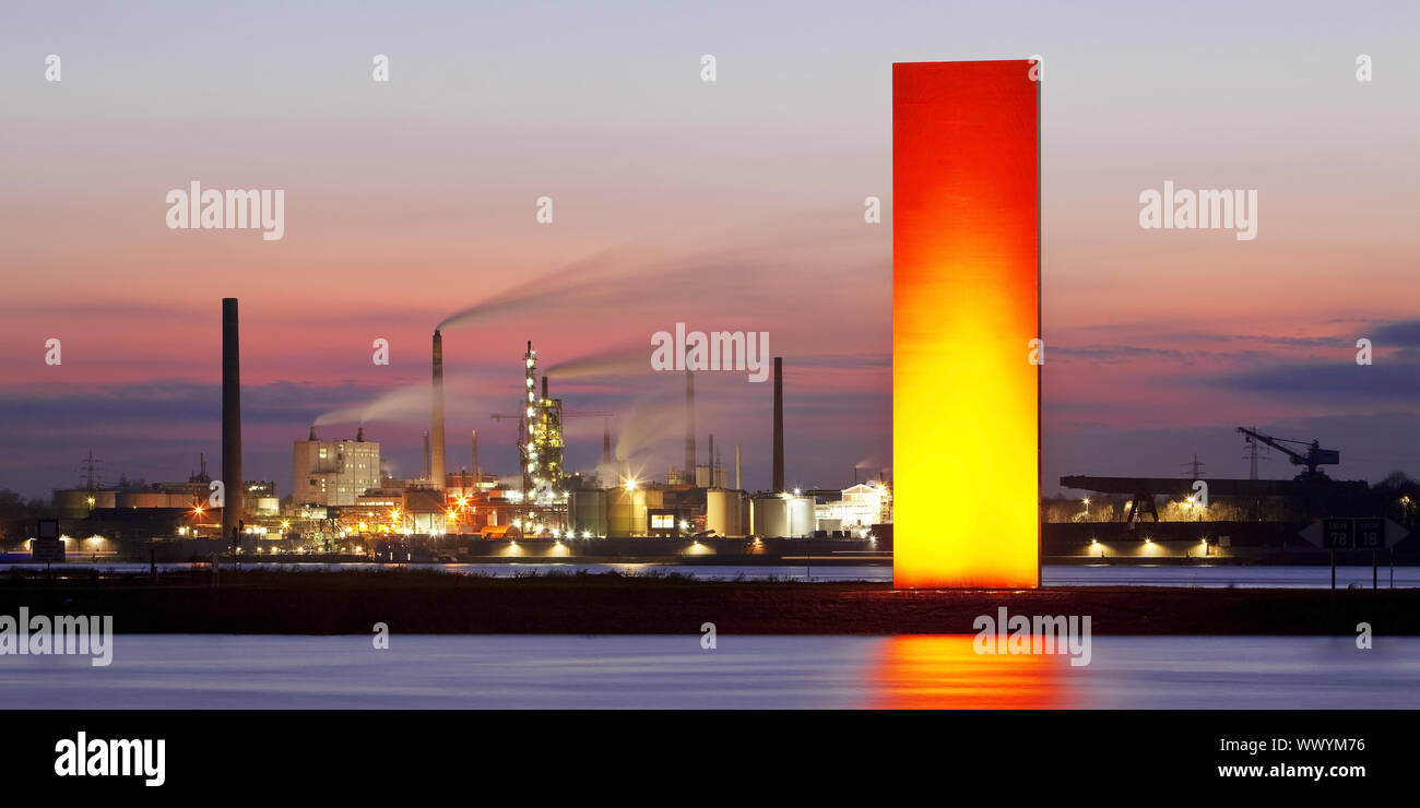 Scultura illuminata Reno in arancione nella parte anteriore del paesaggio industriale di Duisburg, Germania, Europa Foto Stock