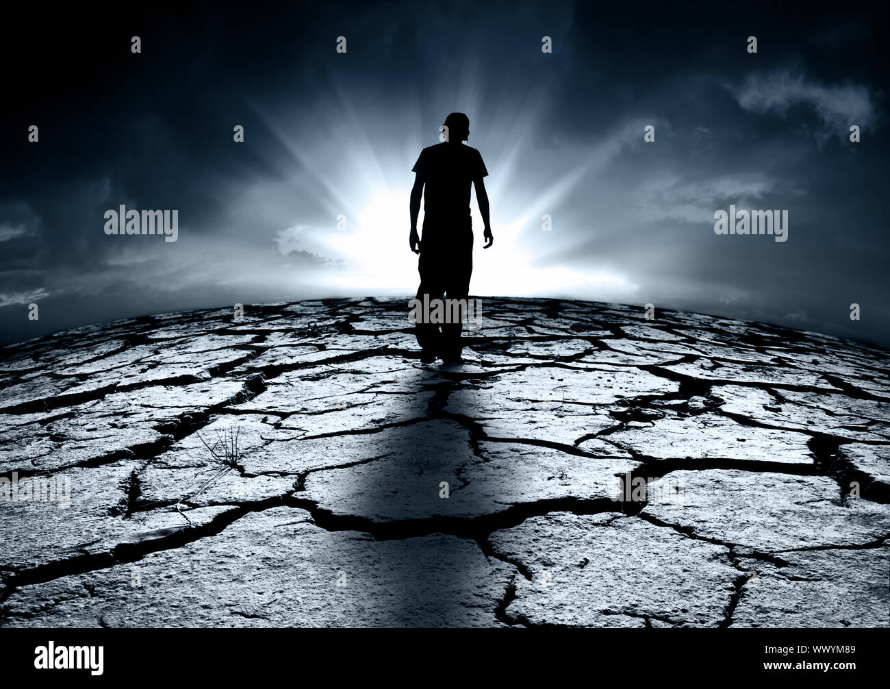 Un adolescente depresso a camminare verso la luce Foto Stock