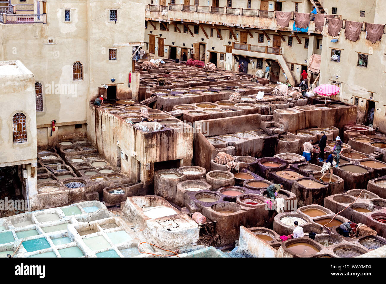 Attrazioni del Marocco. Le concerie di Fez. Serbatoi con coloranti e vasche in il tradizionale seminario in pelle di Fez. Il Marocco, Fes 04.21.2019 Foto Stock