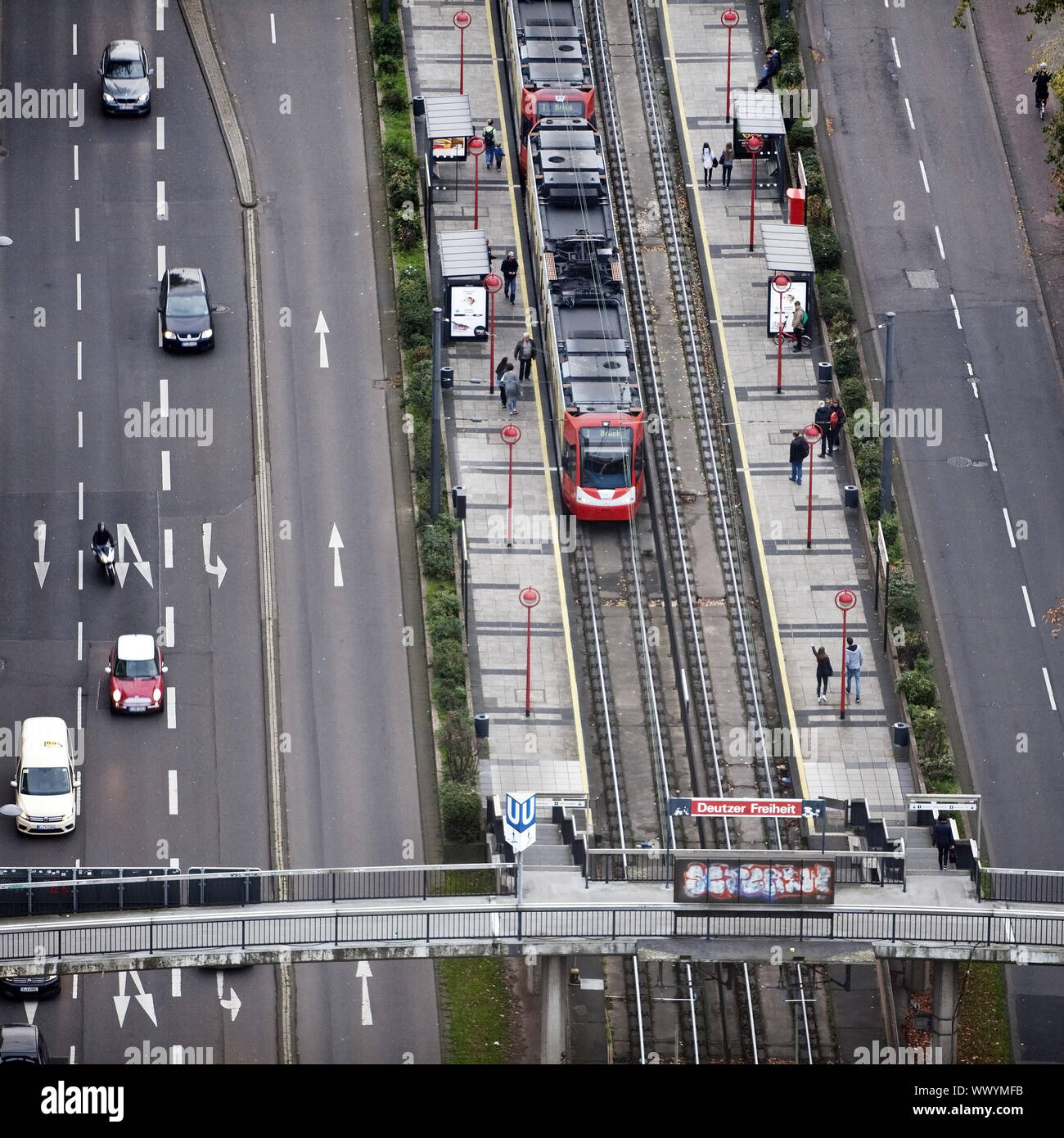 Vista aerea di strada e la stazione dei tram di Deutzer Freiheit, Colonia, nella Renania, Germania, Europa Foto Stock